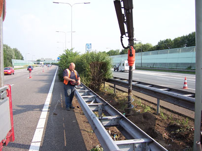 Gaten maken met grondboor voor het plaatsen van lichtmasten