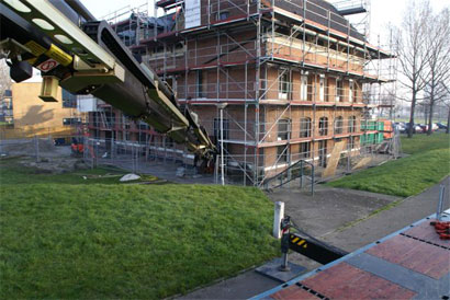 Gaten maken met grondboor voor het plaatsen van lichtmasten