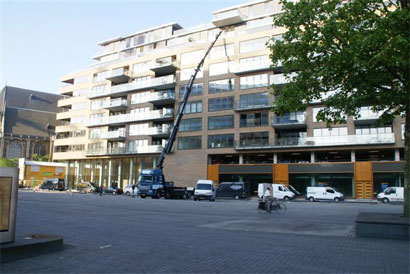 Gaten maken met grondboor voor het plaatsen van lichtmasten