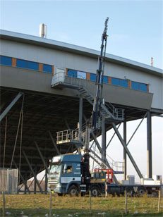 Gaten maken met grondboor voor het plaatsen van lichtmasten