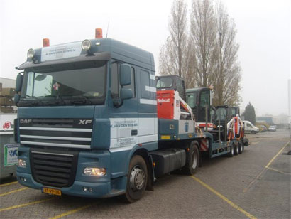 Gaten maken met grondboor voor het plaatsen van lichtmasten